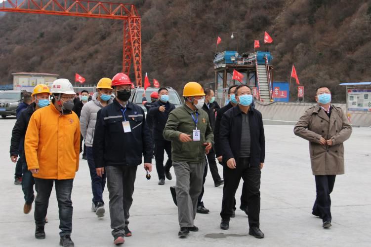 四川省副省長、黨組成員楊洪波在九綿高速LJ9項目調(diào)研疫情防控和復工復產(chǎn)情況