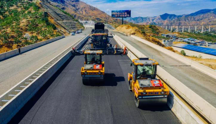 全球首次！無人駕駛壓路機(jī)成群結(jié)隊(duì)“上路”！