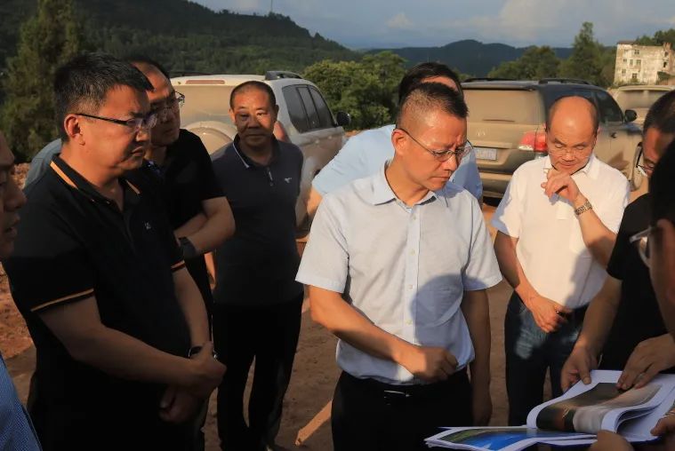 四川省交通運(yùn)輸廳黨組成員、總工程師王茂奎到鎮(zhèn)廣高速王通段A1合同段調(diào)研