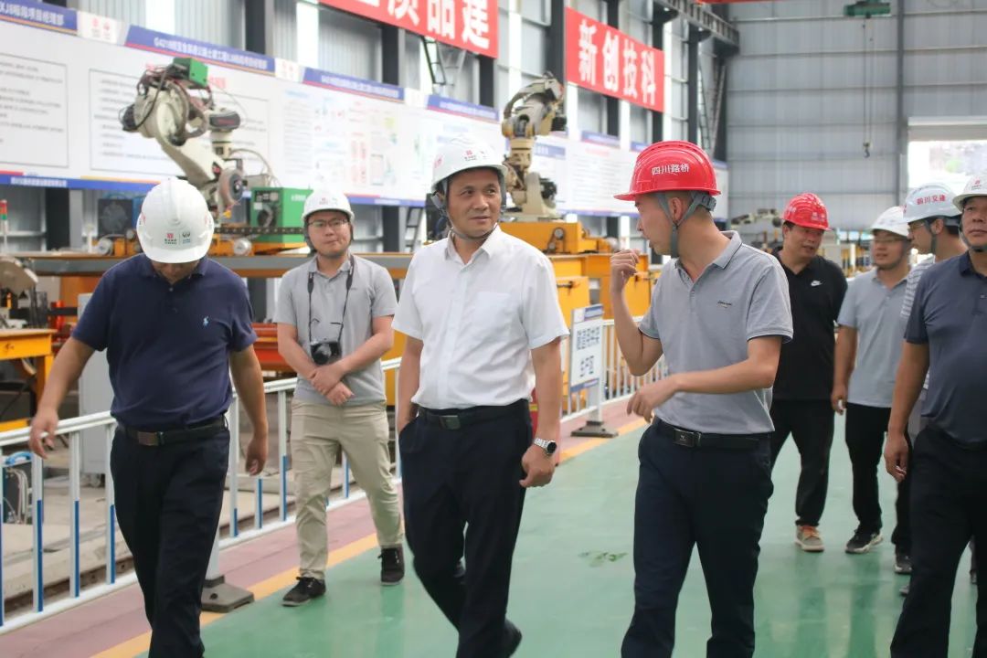 四川路橋黨委委員、紀委書記朱年紅到宜金高速XJ8標檢查指導(dǎo)工作