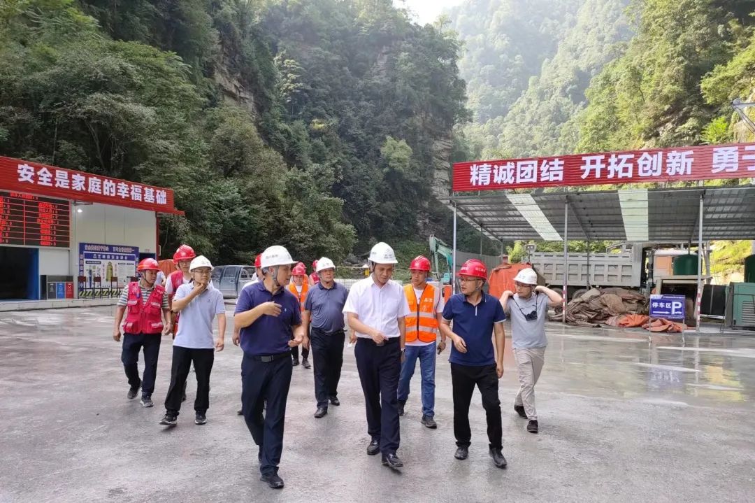 四川路橋黨委委員、紀委書記朱年紅赴宜金高速公路XJ6項目檢查指導(dǎo)工作