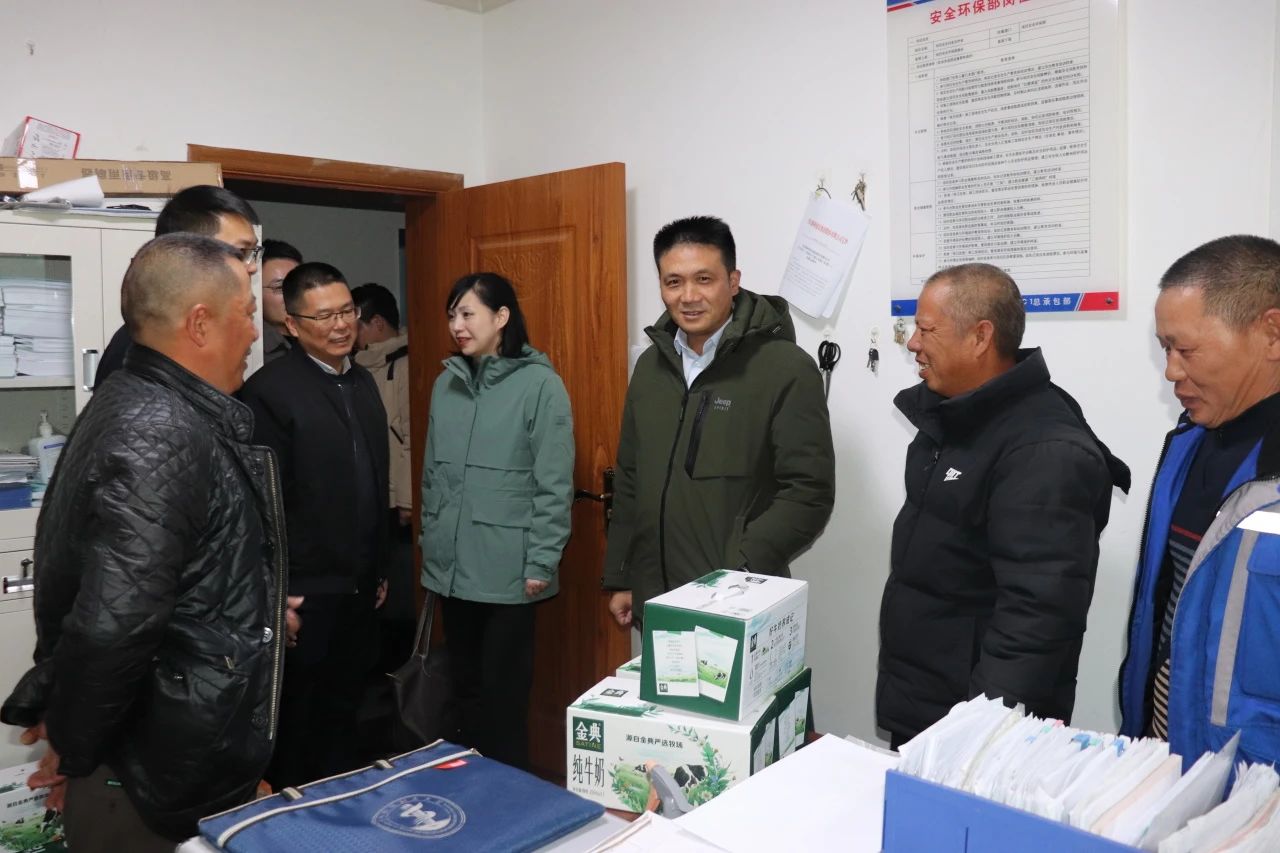 四川路橋黨委委員、董事、工會(huì)主席朱年紅赴川交公司項(xiàng)目一線開展“冬送溫暖”慰問活動(dòng)