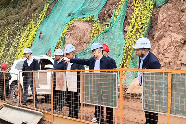 川交公司黨委書記、董事長杜江林一行深入西寧高速公路項目、會祿高速項目開展“五一”節(jié)前安全專項檢查